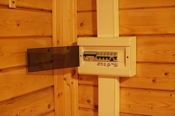 Правила и порядок устройства электропроводки в деревянном доме